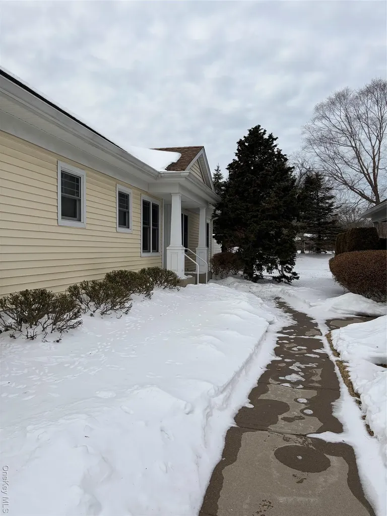 30 Oak Run Stony Brook NY 11790