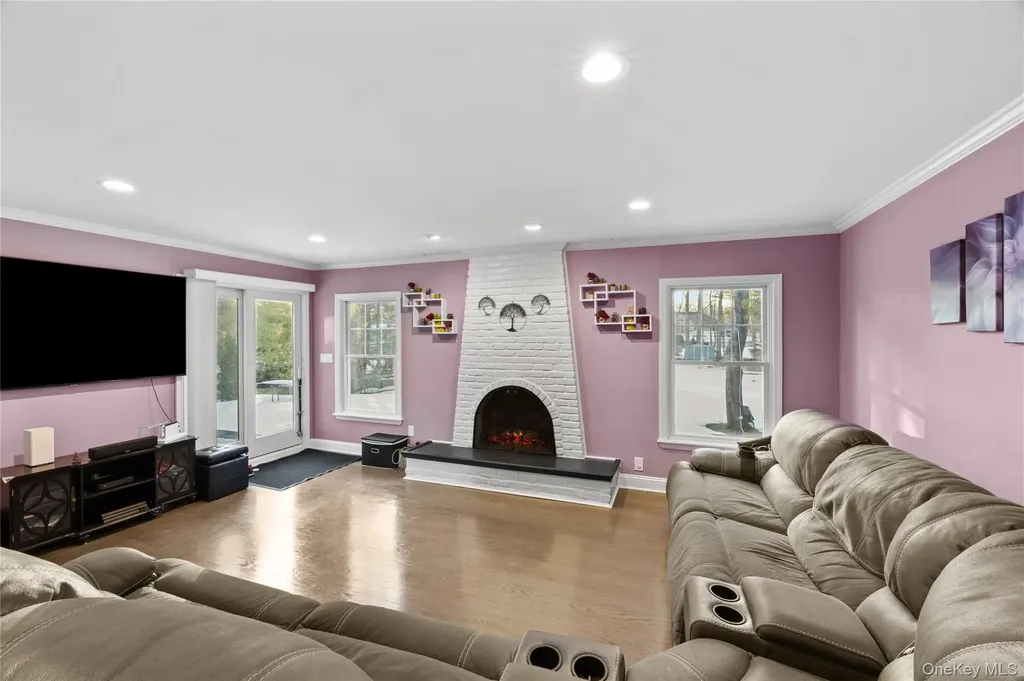 21 Rawlings Drive Melville NY 11747