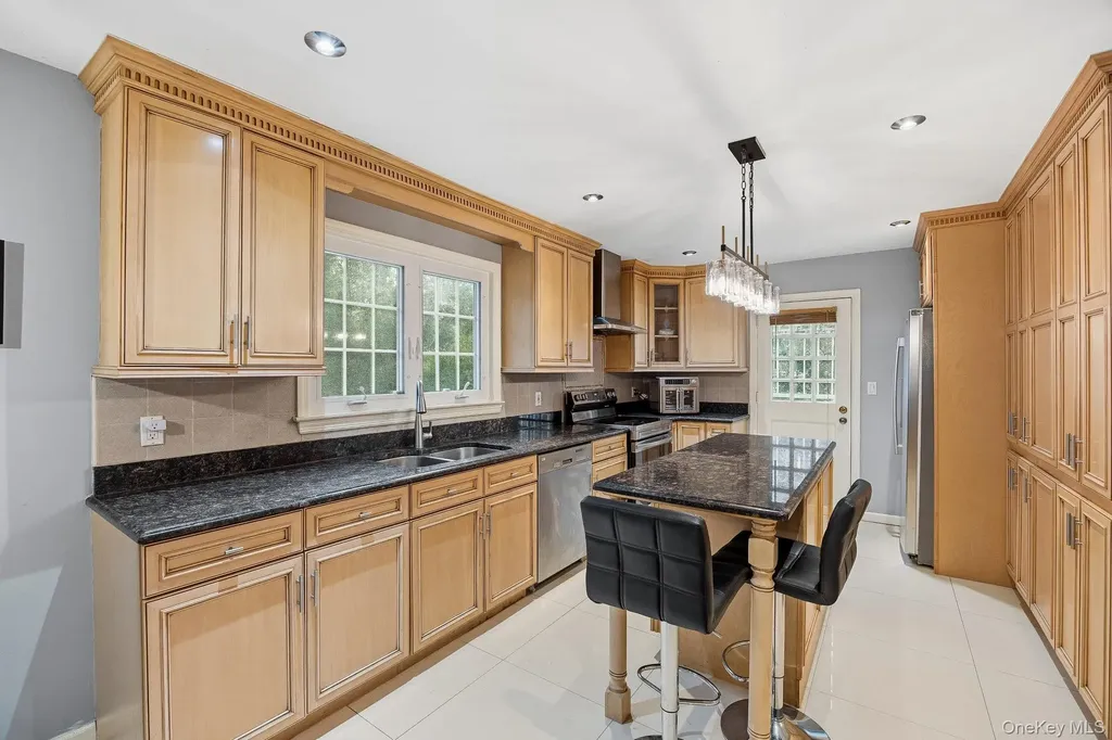 53 Somerset Drive S Great Neck NY 11020