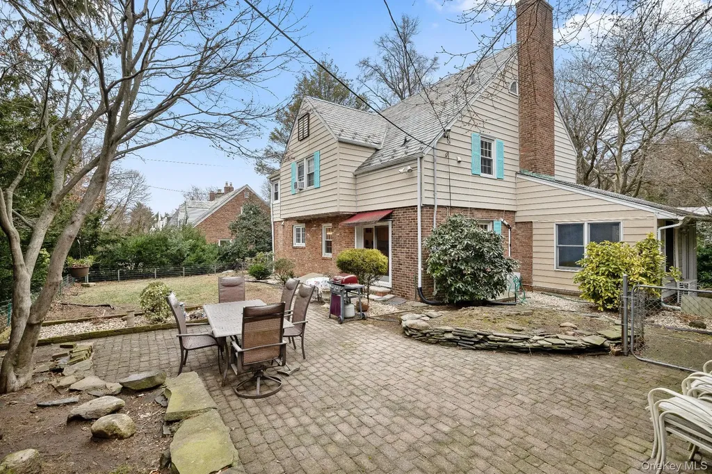 53 Somerset Drive S Great Neck NY 11020