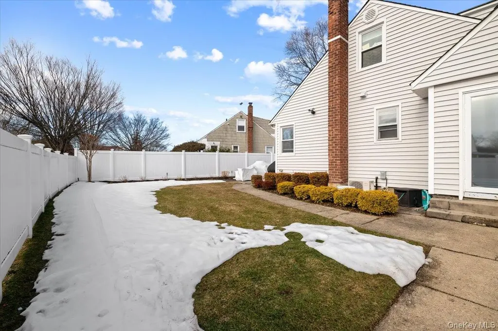 152 Manor Street Plainview NY 11803