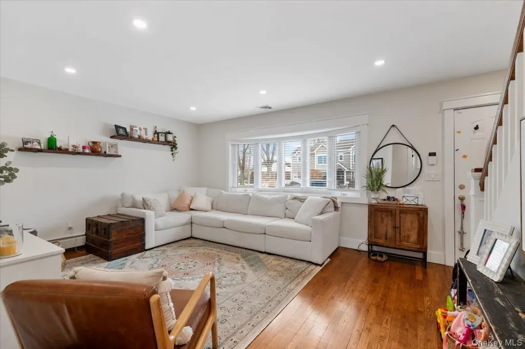 152 Manor Street Plainview NY 11803