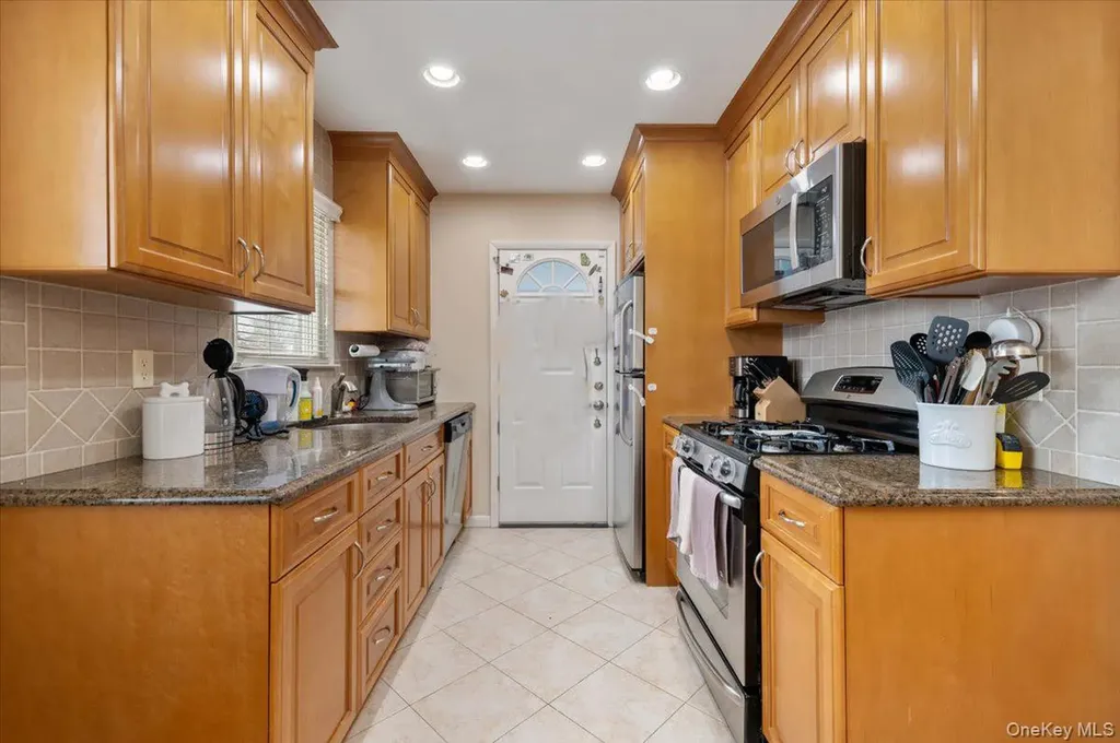 152 Manor Street Plainview NY 11803