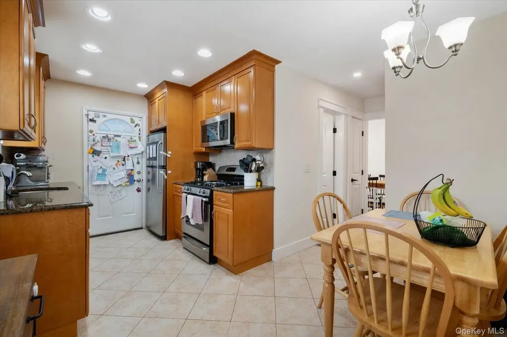 152 Manor Street Plainview NY 11803