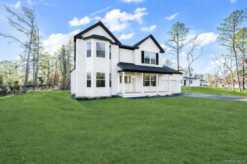6 Baldwin Court Medford NY 11763