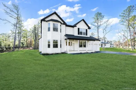 6 Baldwin Court Medford NY 11763