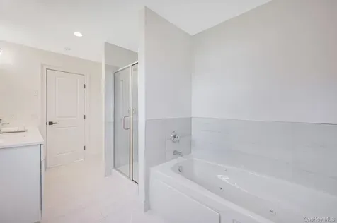 6 Baldwin Court Medford NY 11763