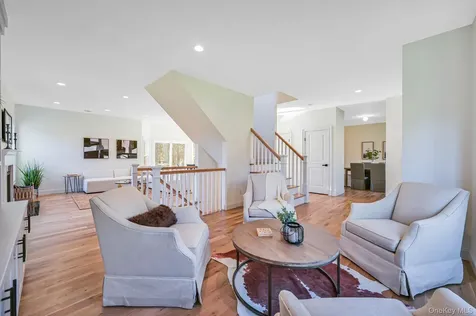6 Baldwin Court Medford NY 11763
