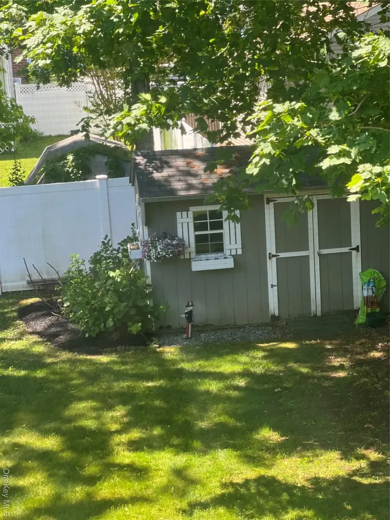 6 Robinson Street Shoreham NY 11786