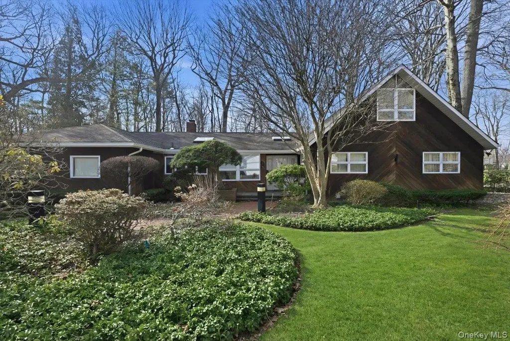 85 Hickory Drive East Hills NY 11576
