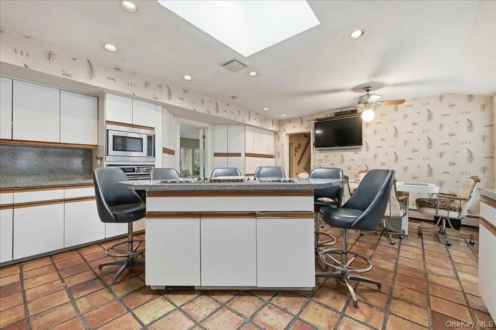 85 Hickory Drive East Hills NY 11576