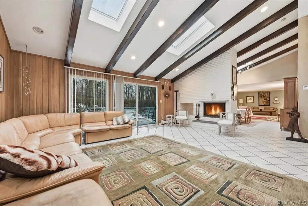 85 Hickory Drive East Hills NY 11576