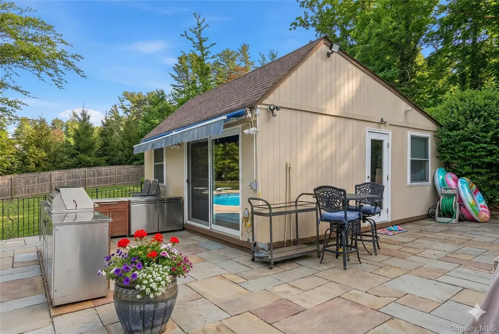 1017 Friendly Road Upper Brookville NY 11771