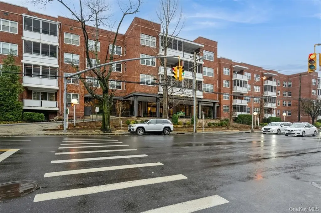 1 Kensington Gate Great Neck NY 11021
