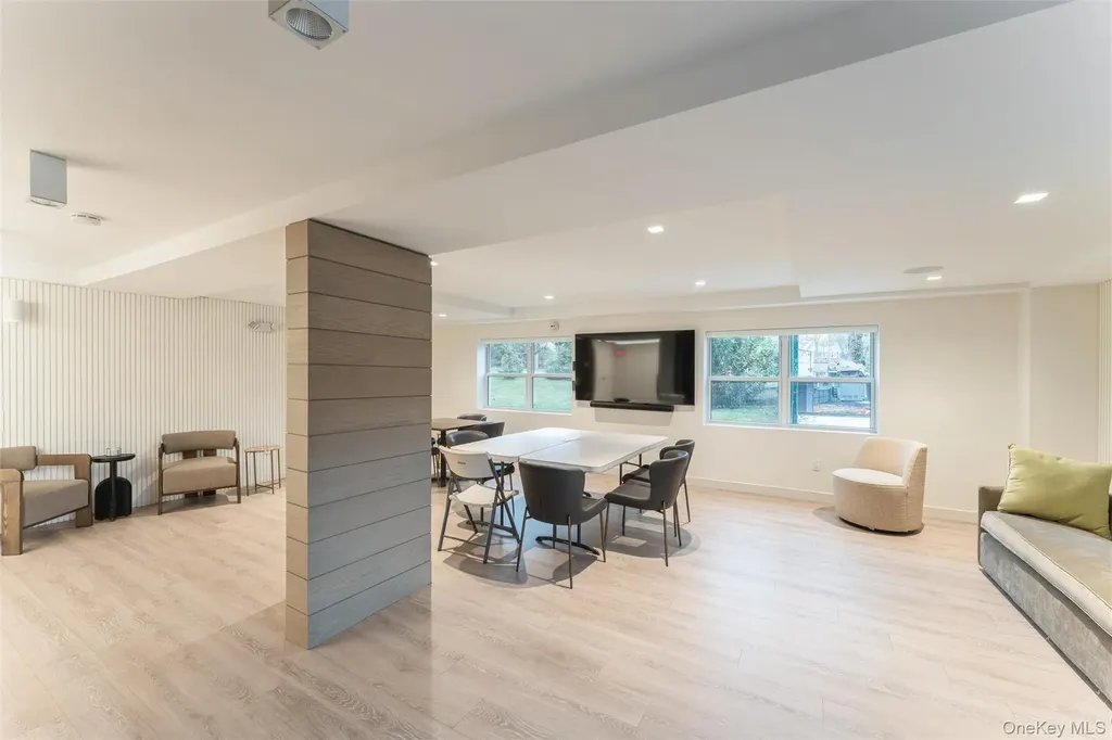 1 Kensington Gate Great Neck NY 11021