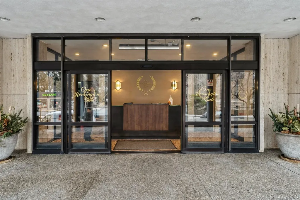 1 Kensington Gate Great Neck NY 11021