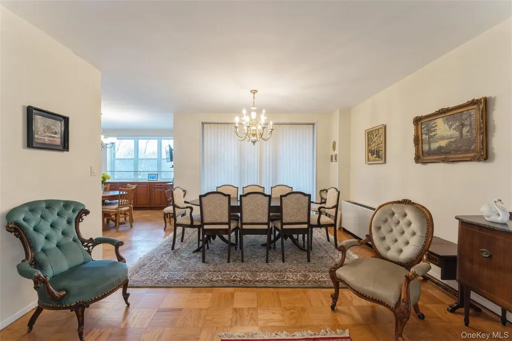1 Kensington Gate Great Neck NY 11021