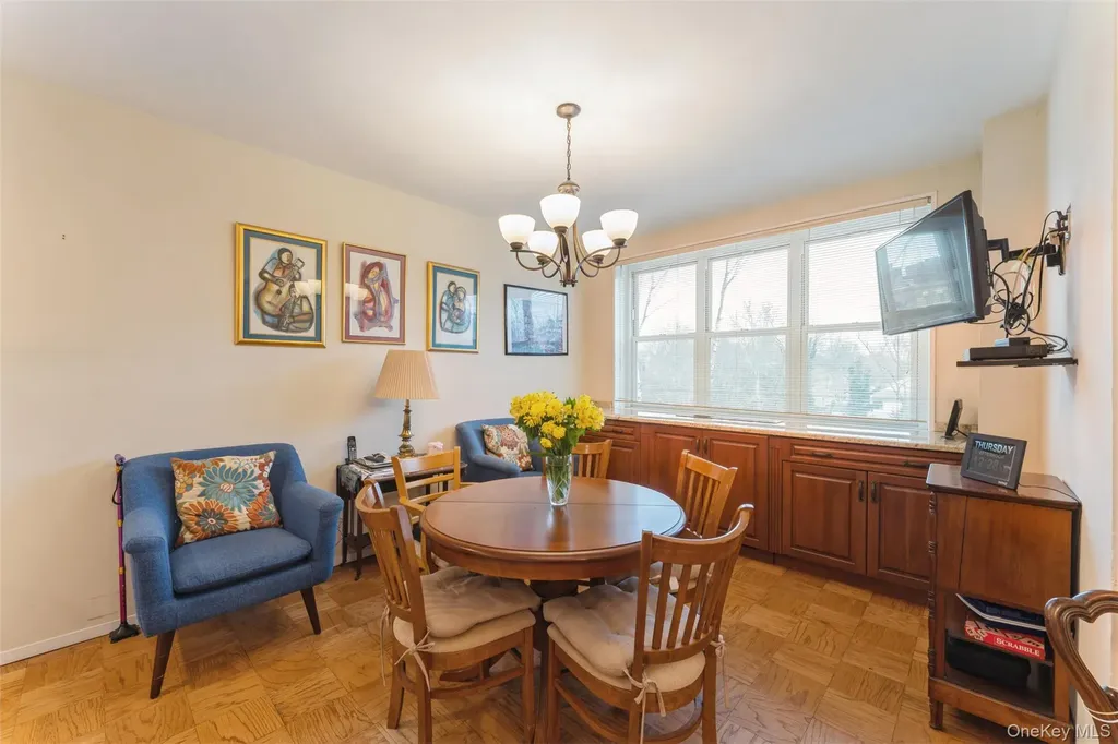 1 Kensington Gate Great Neck NY 11021