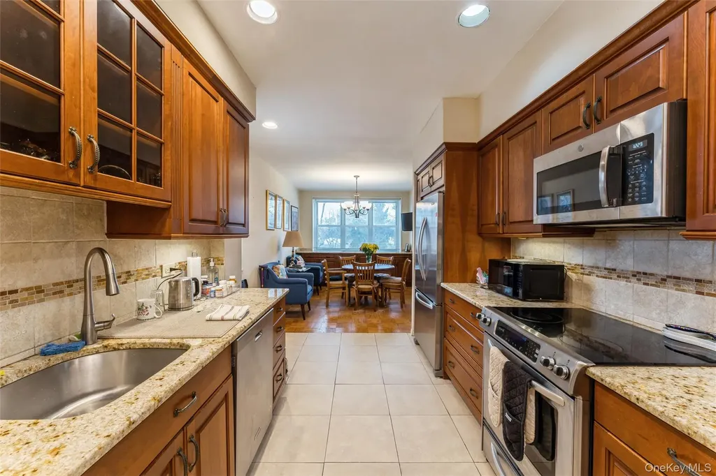 1 Kensington Gate Great Neck NY 11021