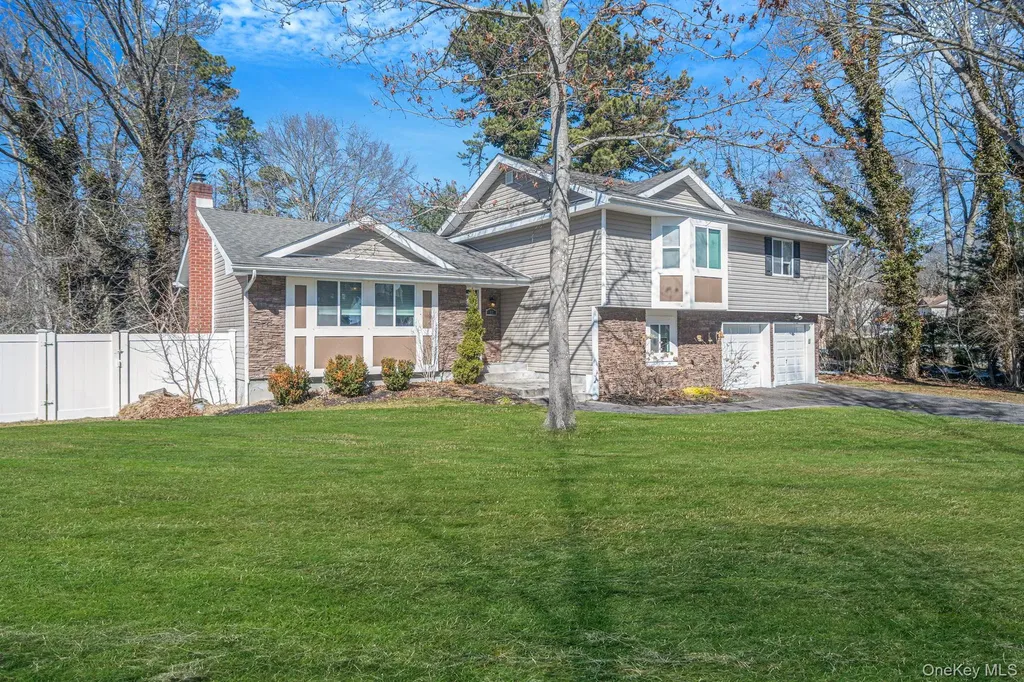 17 Rolling Hills Drive Ridge NY 11961