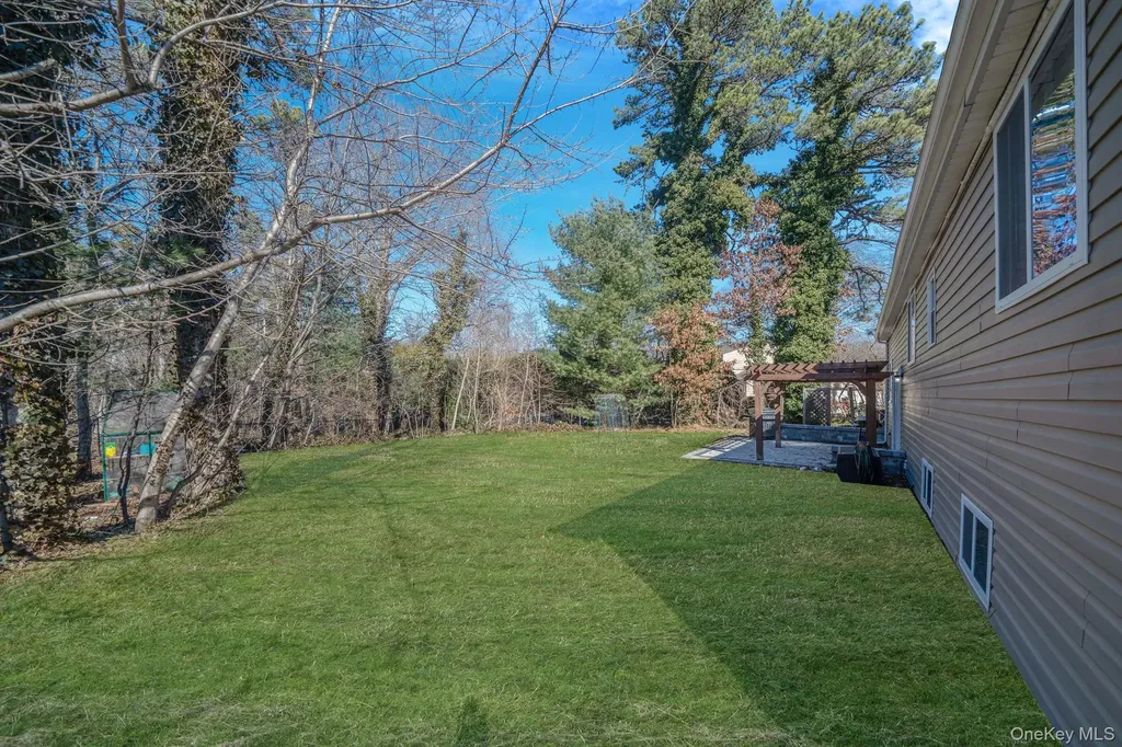 17 Rolling Hills Drive Ridge NY 11961