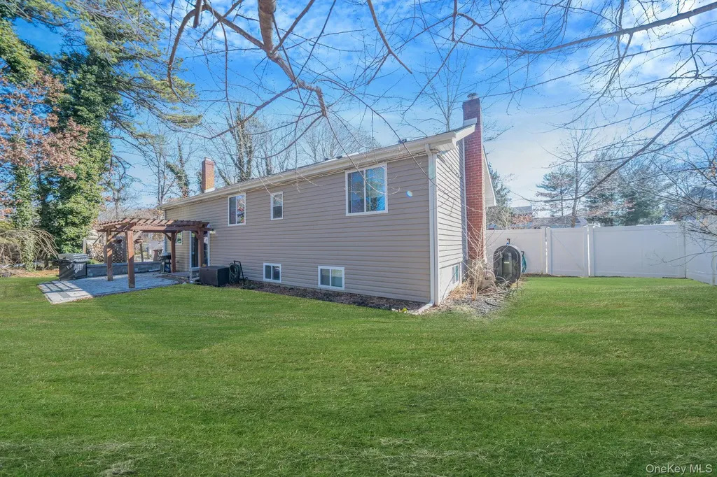 17 Rolling Hills Drive Ridge NY 11961
