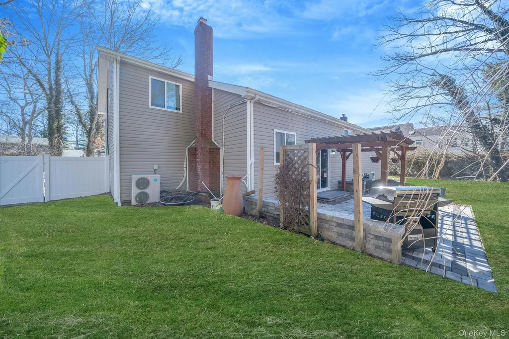 17 Rolling Hills Drive Ridge NY 11961