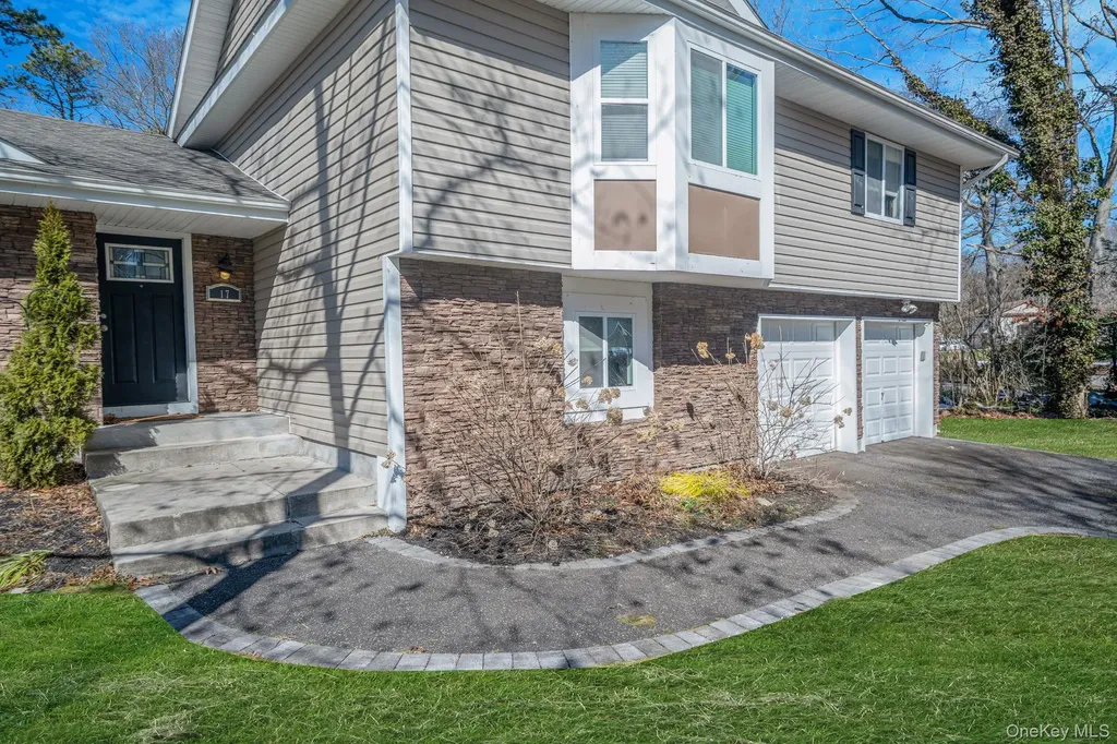 17 Rolling Hills Drive Ridge NY 11961
