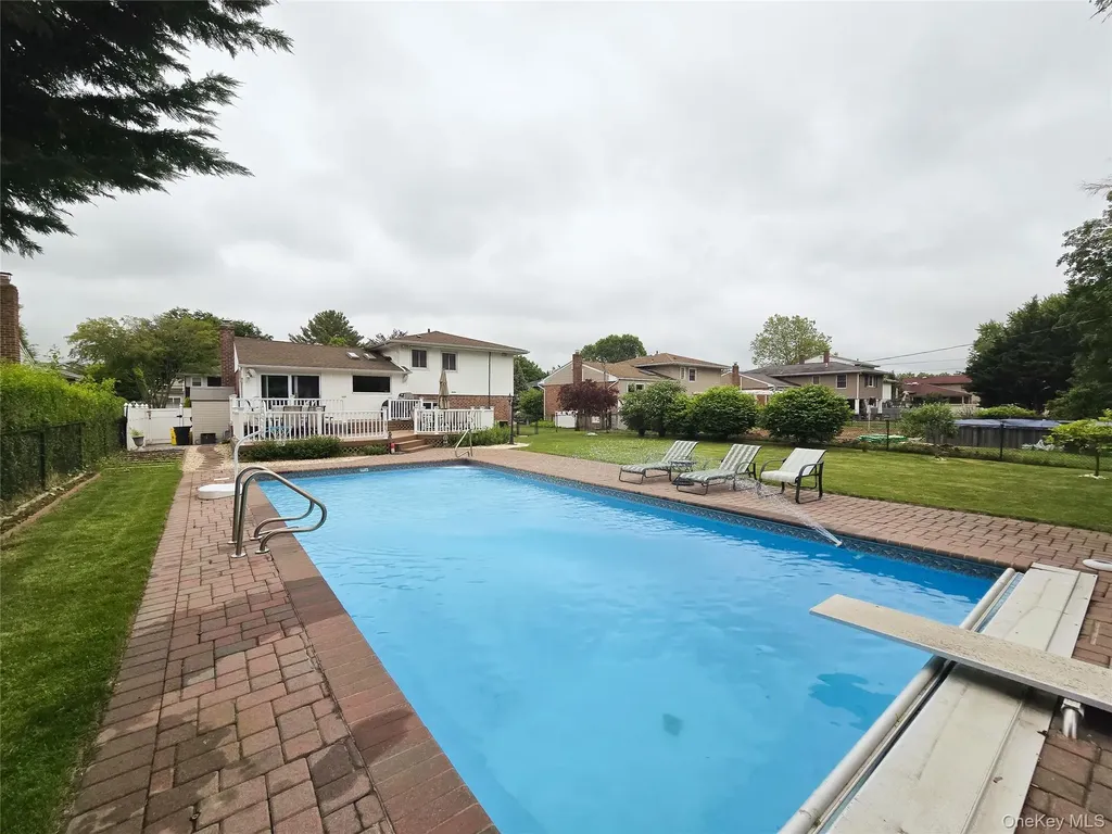 24 Edna Drive Syosset NY 11791
