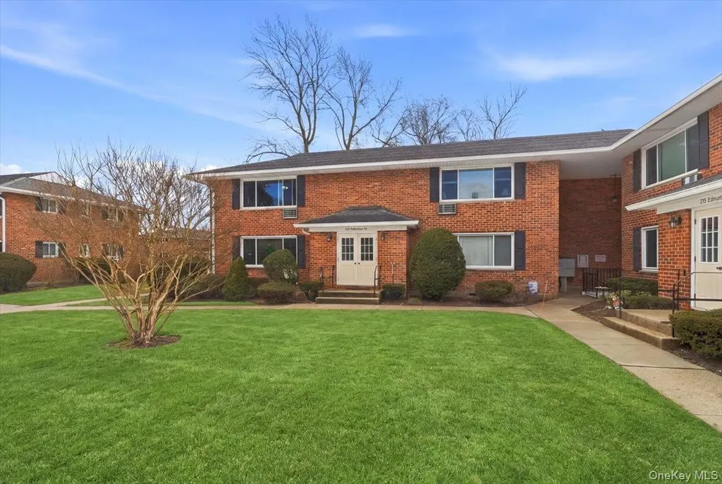 205 Edmunton Drive North Babylon NY 11703