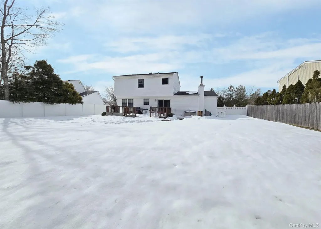 23 Apple Lane Medford NY 11763