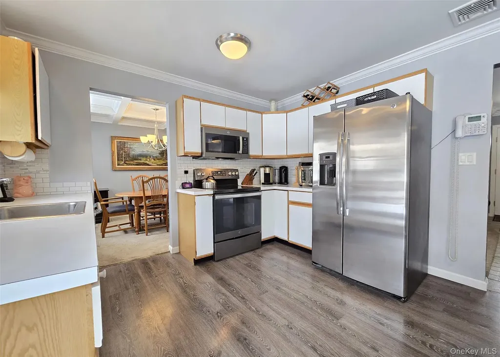 23 Apple Lane Medford NY 11763