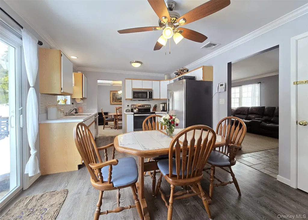 23 Apple Lane Medford NY 11763