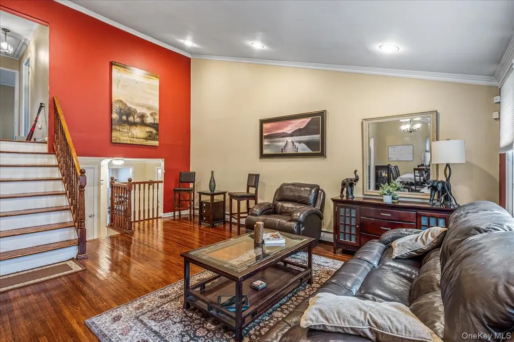 17 Whitehall Lane New Hyde Park NY 11040