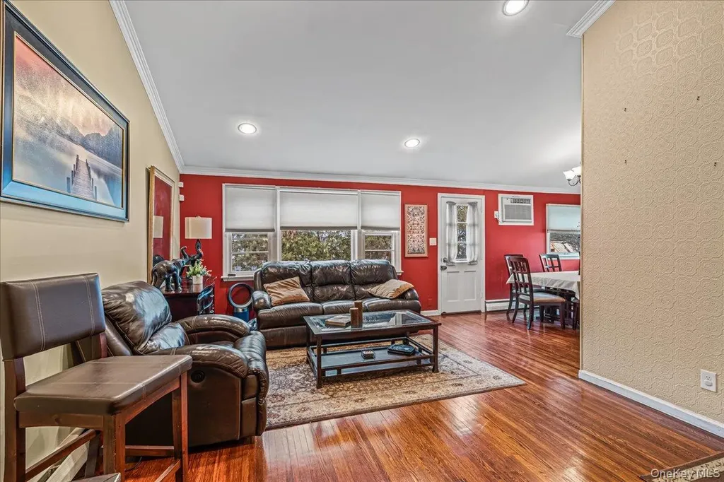 17 Whitehall Lane New Hyde Park NY 11040