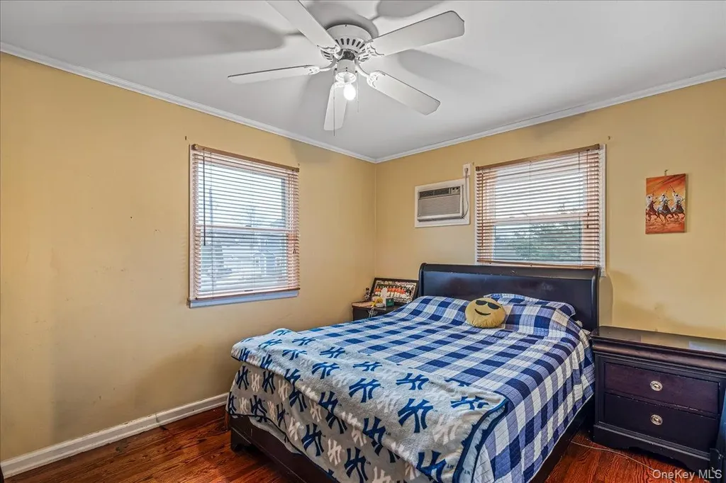 17 Whitehall Lane New Hyde Park NY 11040