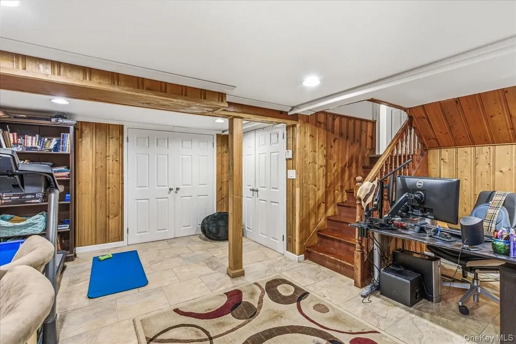 17 Whitehall Lane New Hyde Park NY 11040