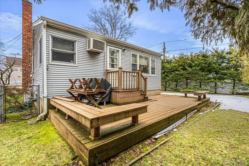 17 Whitehall Lane New Hyde Park NY 11040
