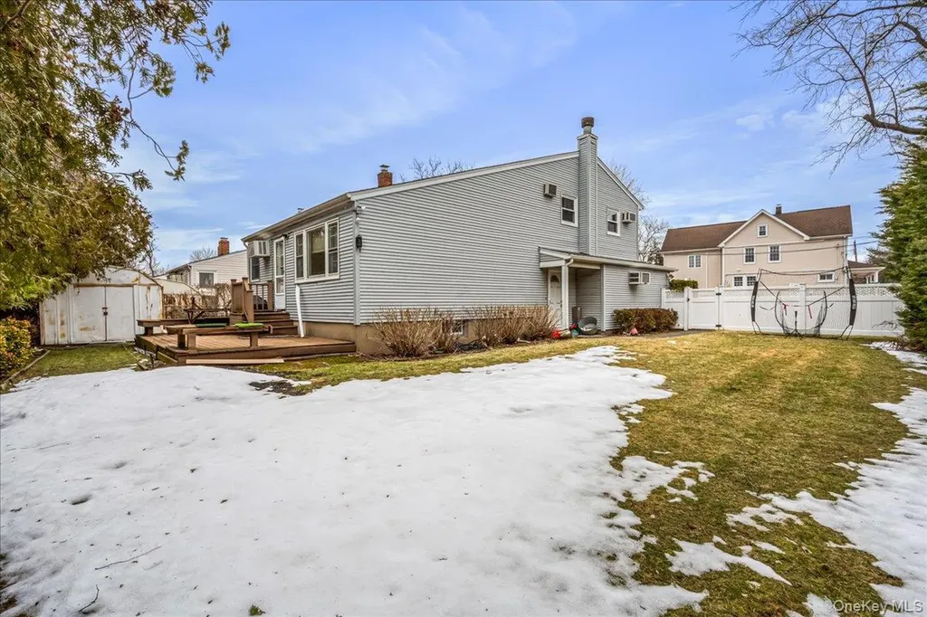 17 Whitehall Lane New Hyde Park NY 11040