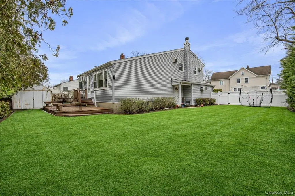 17 Whitehall Lane New Hyde Park NY 11040