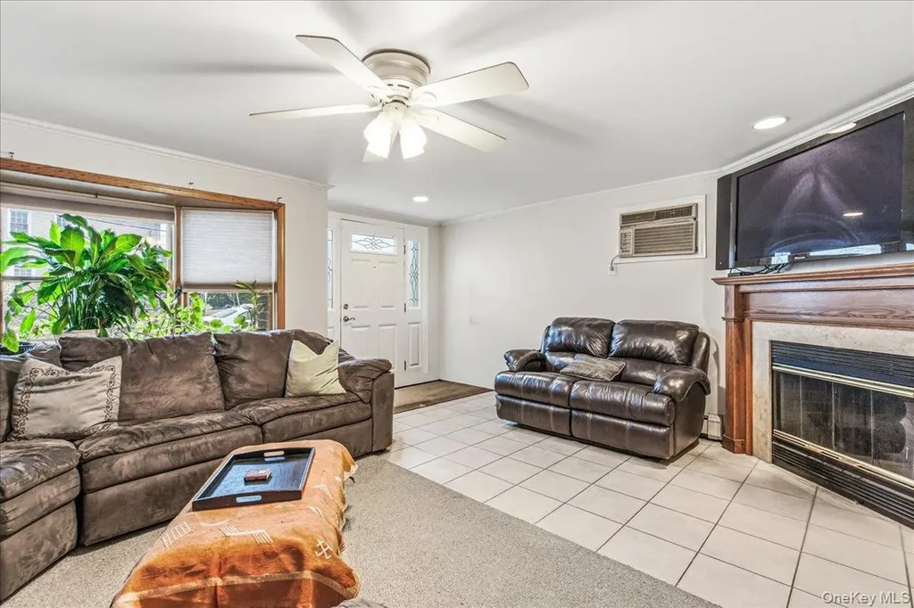 17 Whitehall Lane New Hyde Park NY 11040