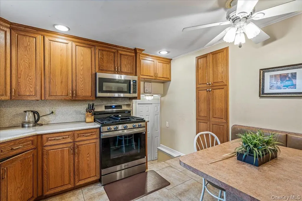 17 Whitehall Lane New Hyde Park NY 11040