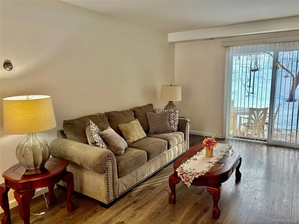 9 Willow Court Selden NY 11784