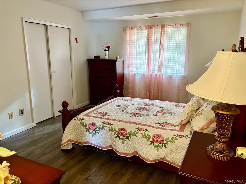 9 Willow Court Selden NY 11784
