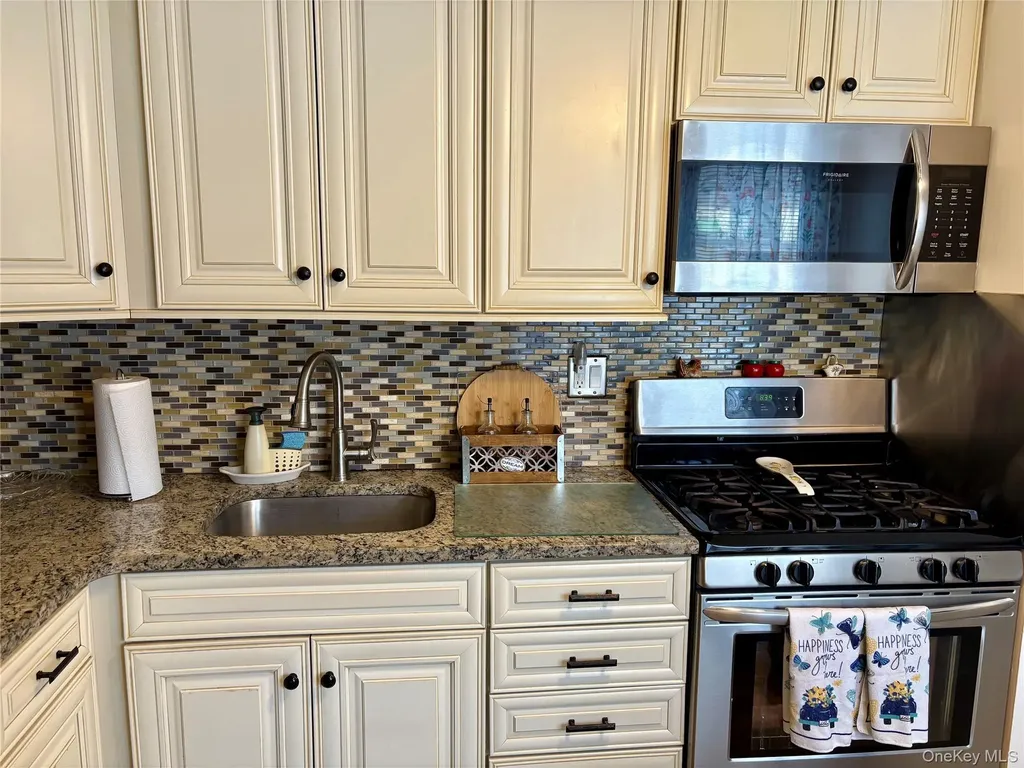 9 Willow Court Selden NY 11784