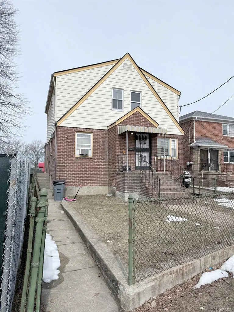 165-25 Union Turnpike Fresh Meadows NY 11366