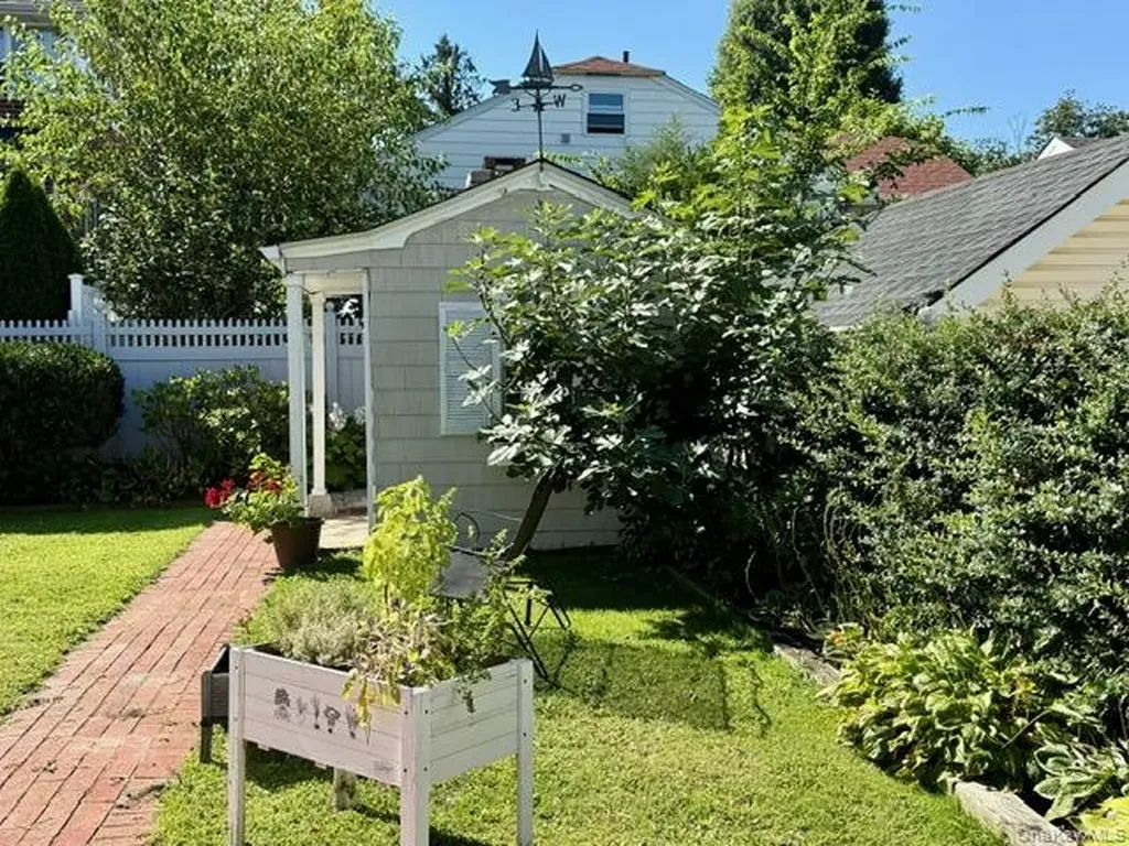 30 Highland Place Great Neck NY 11020