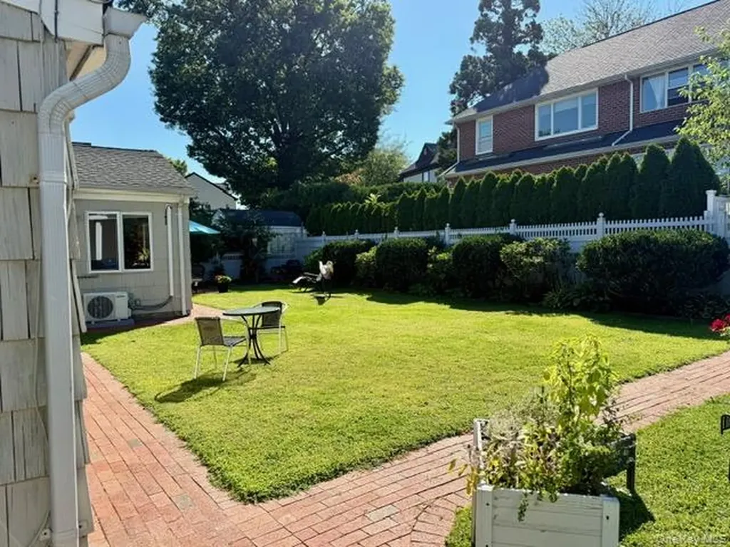 30 Highland Place Great Neck NY 11020