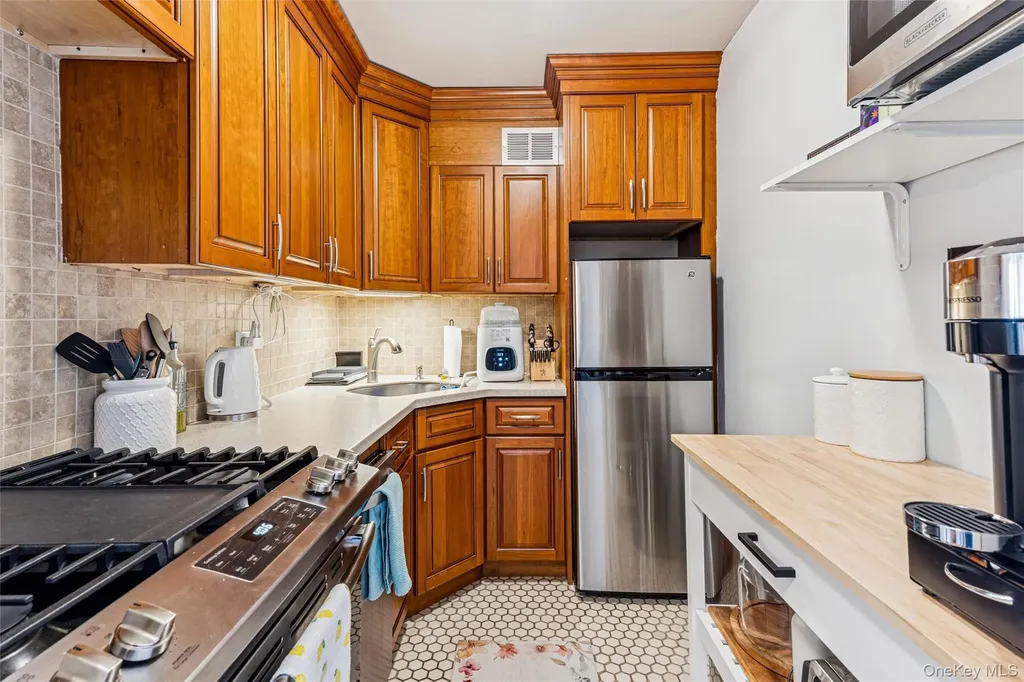 10230 66 Road Forest Hills NY 11375