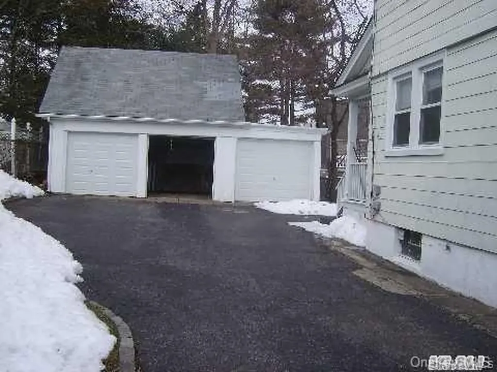 267 Schenck, Right Side Avenue Great Neck NY 11021